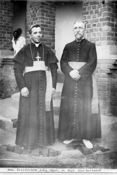 Mgr. Dellepiane (Nonce Apostolique au Congo Belge) et,  droite, Mgr Van Goethem.