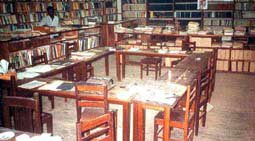 L' intrieur de la bibliothque  Bamanya / The library in Bamanya