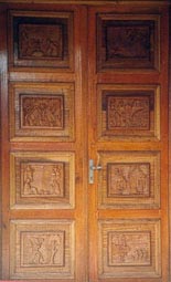 Sculptures en bois de l'épopée Nsonga Lianja sur la porte de la bibliothèque