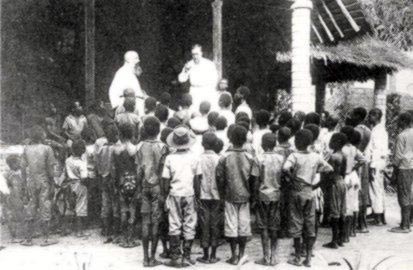 Mgr Van Goethem avec élèves, vers 1930