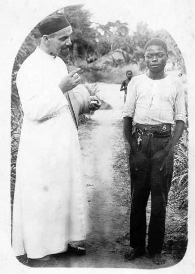 Paul Joachim Schebesta avec son "Boy" à Boteka en 1930