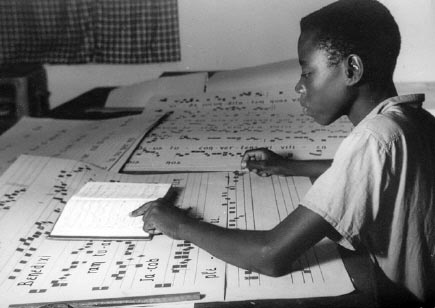 Scriptorium à Bokuma. Copier le chant grégorien dans un grand livre pour la chorale pendant la procession. Environ 1950.