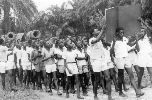 Bokuma. Chant grégorien pendant la procession à Bokuma. Environ 1950.