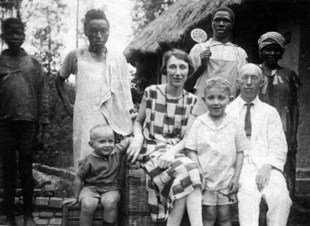 Irumu, octobre 1926, en famille (avec son épouse Madeleine et ses enfants Robert et Paul et son cuisinier, son épouse et son aide) Irumu, octobre 1926, en famille (avec son épouse Madeleine et ses enfants Robert et Paul et son cuisinier, son épouse et son aide)